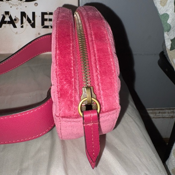 🩷SOLD🩷Authentic Gucci Pink Velvet Matelasse GG Marmont Belt Bag🩷 - Picture 3 of 9